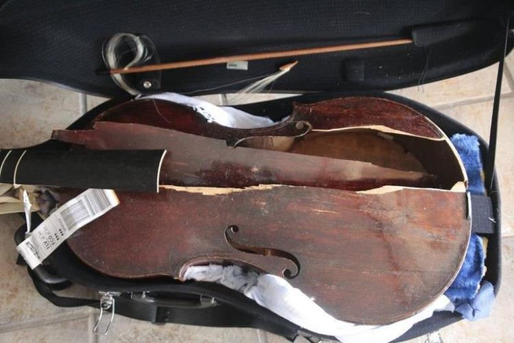 Alat musik viola da gamba milik Myrna Herzog yang dibuat pada abad ke-17 itu hancur setelah disimpan di bagasi pesawat selama penerbangan.