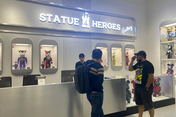 Kasir di Statue 4 Heroes Gallery di Lotte Mall Jakarta, Kuningan, Jakarta Selatan. 