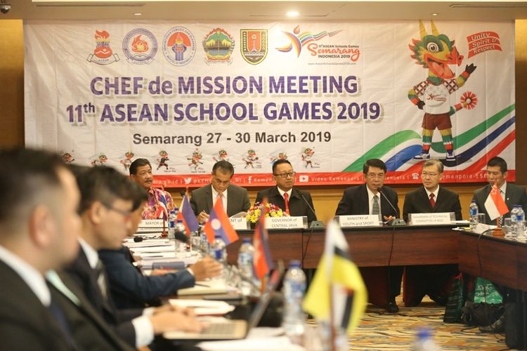 Perwakilan Kemenpora Asisten Deputi Pembibitan dan Iptek Olahraga, Washinton Galingging, memimpin rapat Chef de Mission (CdM) bersama delegasi ASEAN Schools Sport Council (ASSC) dan 10 peserta negara ASEAN Schools Games 2019 di Hotel Ciputra, Semarang, Jawa Tengah, Kamis (28/3/2019). 