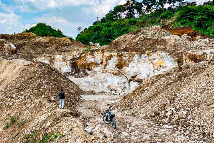 Aktivitas pertambangan di kawasan karst Citatah, Kabupaten Bandung Barat.