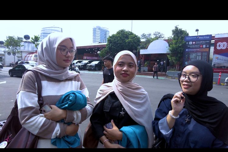 Nabila mahasiswa UIN dan teman-temannya penumpang bus Transjakarta