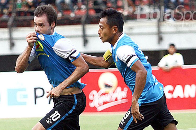 Pemain Barito Putera, Douglas Pacer (kiri), melakukan selebrasi bersama Samsul Arif usai mencetak gol ke gawang Persebaya dalam laga lanjutan Liga 1 2018 di Gelora Bung Tomo Surabaya, Minggu (8/4/2018).
