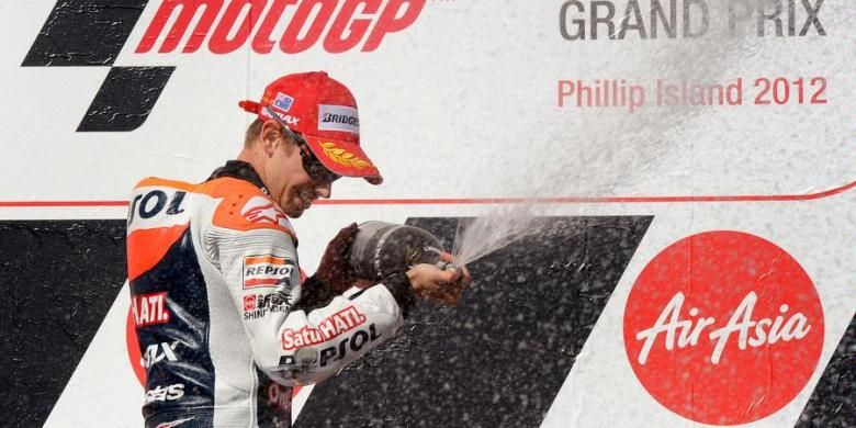 Pebalap Repsol Honda, Casey Stoner, melakukan selebrasi usai menjuarai GP Australia, Minggu (28/10/2012).