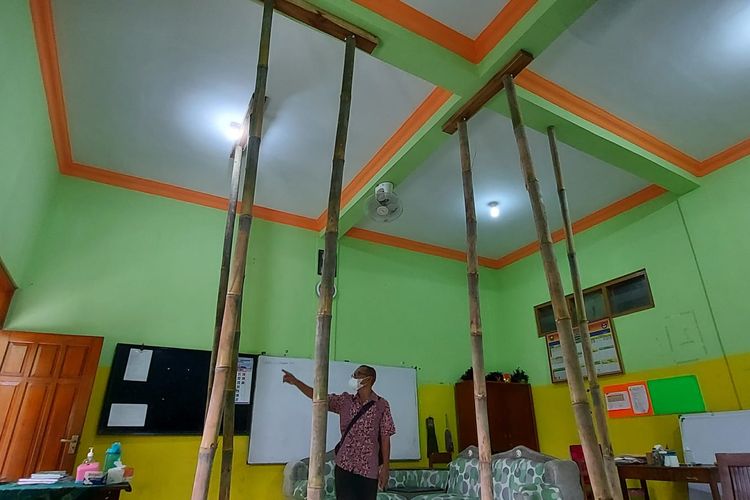 Atap sekolah SD Negeri Kupang 1 Ambarawa retak dan disangga bambu.