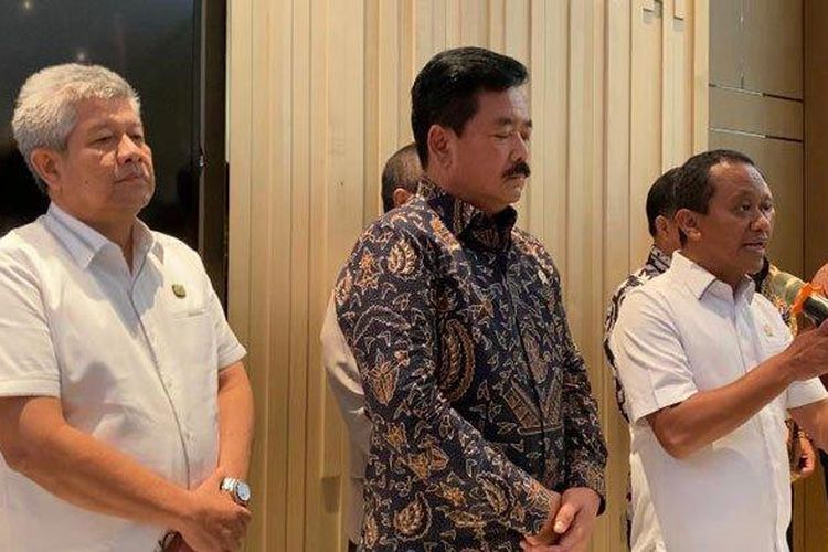 Menteri Investasi Bahlil Lahadalia dan Menteri ATR/BPN Hadi Tjahjanto usai Rapat Koordinasi Percepatan Pengembangan Investasi di Pulau Rempang, di Batam, Kepulauan Riau, Minggu (17/9/2023). 
