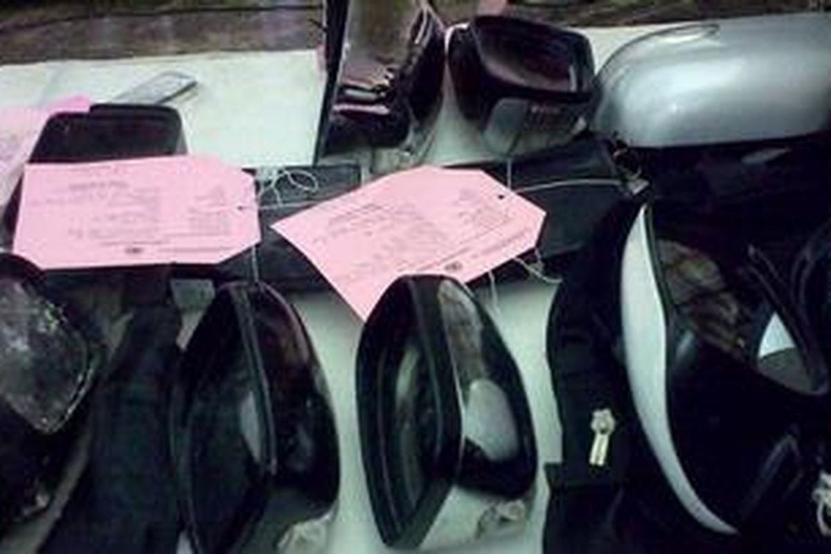 Polda Metro Jaya mengungkap tujuh kasus pencongkelan spion yang terjadi di Jakarta dan sekitarnya pada tanggal 7-15 November 2011. Kawasan di sepanjang Jalan Jenderal Sudirman, Jakarta Selatan menjadi wilayah yang paling rawan aksi kejahatan ini.