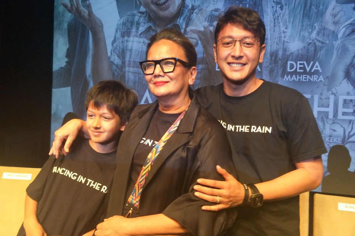 Artis peran Christine Hakim sebagai Eyang Uti bersama Dimas Anggara yang berperan sebagai Banyu dewasa dan Gilang Olivier sebagai Banyu kecil di film Dancing In The Rain dalam jumpa pers di XXI Plaza Senayan, Jakarta Pusat, Kamis (11/10/2018).