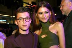 Zendaya Lebih Tinggi, Tom Holland Gagal Pose Superhero Gagah