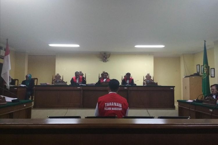 Muhammad Rusdi (21), terdakwa pembunuhan Aldama Putra Pongkala taruna tingkat 1 ATKP Makassar sewaktu memberi keterangan di Pengadilan Negeri Makassar, Rabu (10/7/2019).