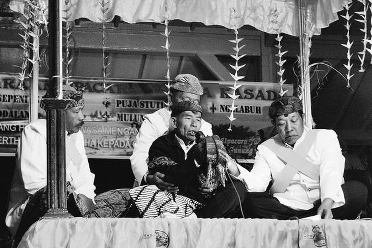 Sa i (60), seorang calon dukun, merapalkan mantra pulun sebagai ujian pengukuhan dukun pandhita pada Yadnya Kasada di Pura Luhur Poten di kawasan laut pasir Tengger, Jawa Timur, Minggu (6/9) dini hari. Dukun pandhita adalah tokoh masyarakat yang menjadi kunci kehidupan spiritual dan tradisi masyarakat Tengger secara komunal.