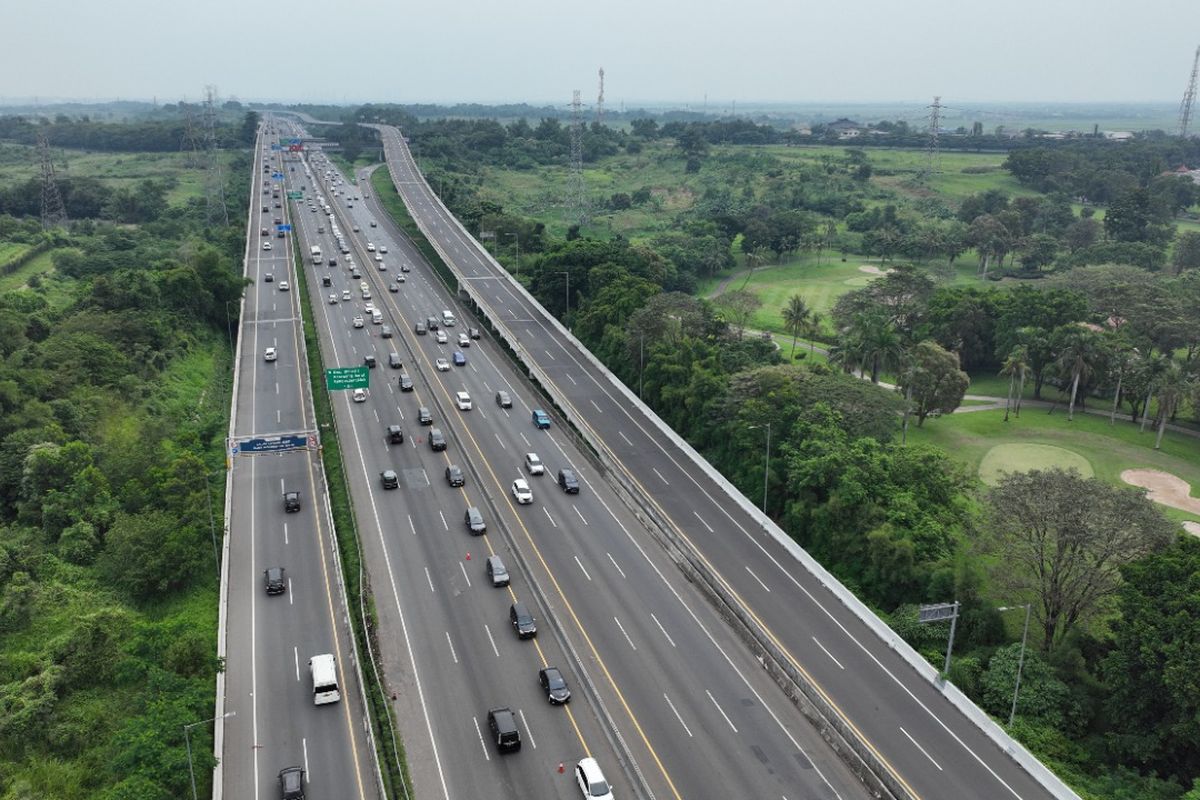 PT Jasa Marga (Persero) Tbk mencatat sebanyak 372.459 kendaraan meninggalkan wilayah Jabotabek pada hari pertama sampai hari kedua Lebaran.