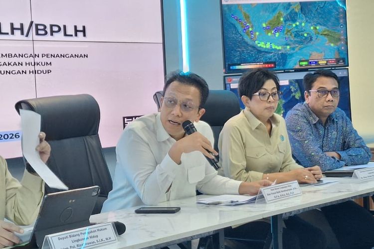 Wamen LH, Diaz Hendropriyono (kiri) menjelaskan soal langkah KLH usai Presiden Prabowo Subianto mencabut izin 28 perusahaan, Kamis (21/1/2026). 
