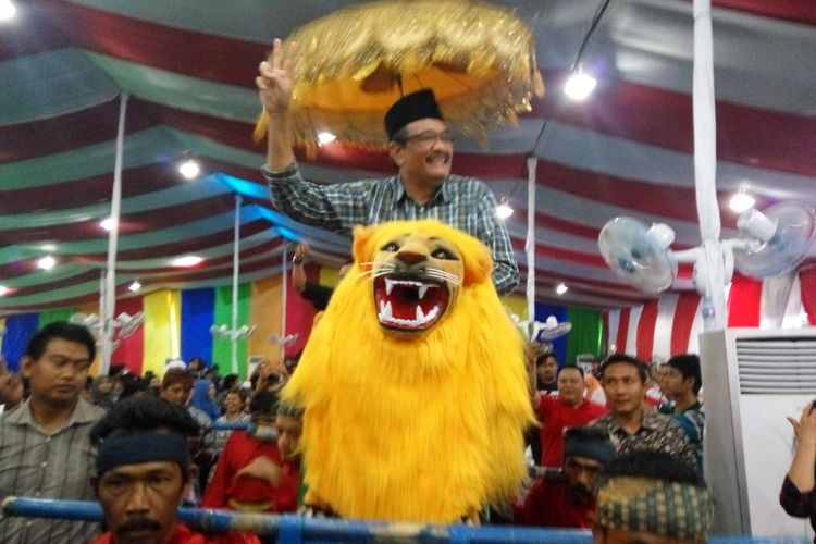 Calon wakil gubernur DKI Jakarta, Djarot Saiful Hidayat saat diarak naik Sisingaan di deklarasi dukungan paguyuban warga Subang di Jalan Proklamasi, Jakarta Pusat, Sabtu (8/4/2017).