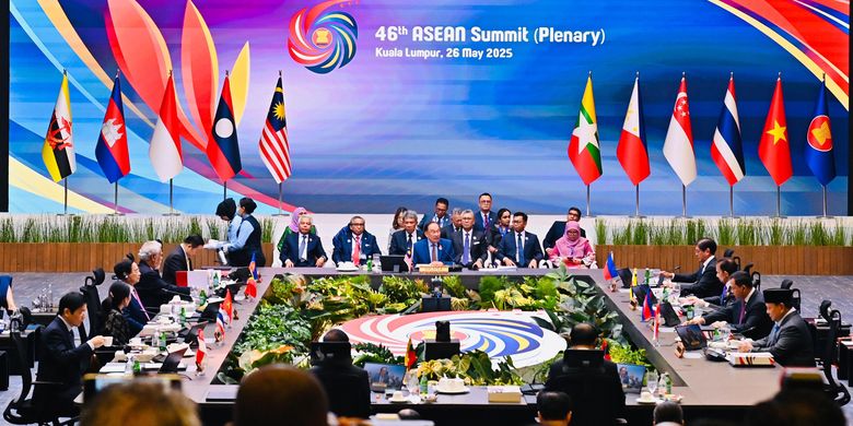 Menteri Perdagangan (Mendag) RI, Budi Santoso (Busan) mendampingi Presiden RI, Prabowo Subianto pada sesi pleno Konferensi Tingkat Tinggi (KTT) ke-46 ASEAN di Kuala Lumpur Convention Centre (KLCC), Kuala Lumpur, Malaysia, Senin (26/5/2025).