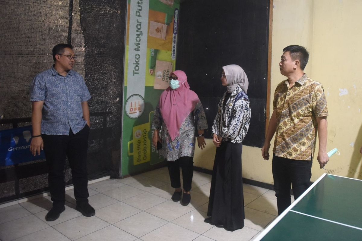 Walikota Kediri Vinanda Prameswati dan Ketua DPRD Kota Kediri Firdaus beserta sejumlah pihak saat meninjau gedung GNI yang akan dipakai menjadi kantor wakil rakyat hingga selesainya renovasi gedung DPRD yang rusak akibat aksi massa, Senin (1/9/2025).