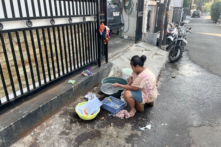 Air PAM Mati, Warga Cengkareng Mulai Waswas Persediaan Kian Menipis