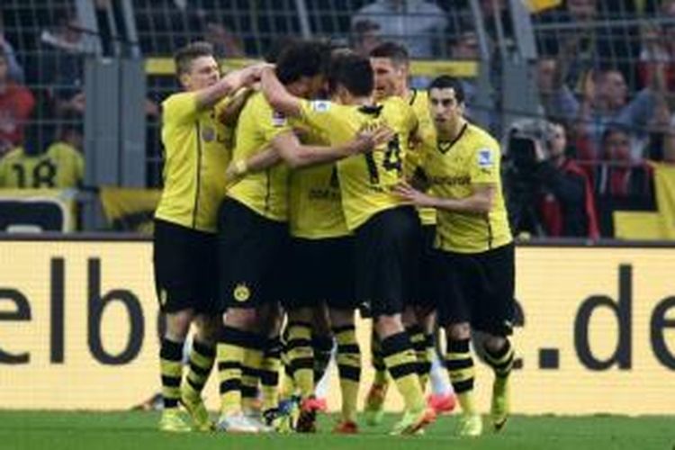 Para pemain Borussia Dortmund merayakan gol ke gawang VfL Wolfsburg pada laga Bundesliga di Signal Iduna Park, Dortmund, Sabtu (5/4/2014).