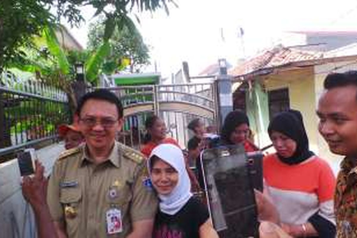 Gubernur DKI Jakarta Basuki Tjahaja Purnama saat menghampiri warga seusai peresmian sepuluh taman di Taman Jagakarsa, Selasa (9/2/2016). 