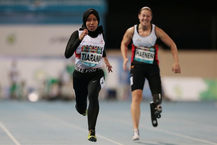 Pelari Indonesia, Karisma Tiarani berlomba pada nomor final lari 100 meter putri T63 pada Kejuaraan Dunia Para Atletik 2019 di Dubai, Rabu (13/11/2019) malam. Karisma berhasil memecahkan rekor dunia dengan catatan waktu 14,72 detik. ANTARA FOTO/REUTERS/Christopher Pike/pras.