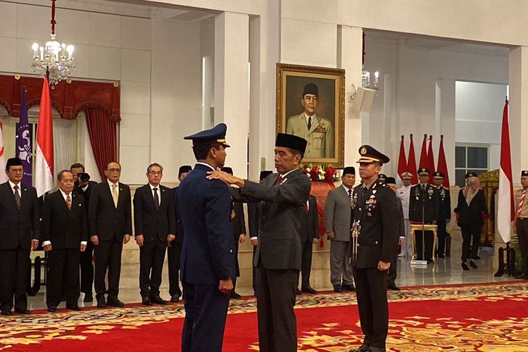 Presiden Joko Widodo menaikkan pangkat Marsekal Madya (Marsdya) TNI Mohamad Tonny Harjono satu tingkat lebih tinggi, menjadi Marsekal TNI usai melantiknya di Istana Negara, Jakarta Pusat, Jumat (5/4/2024).