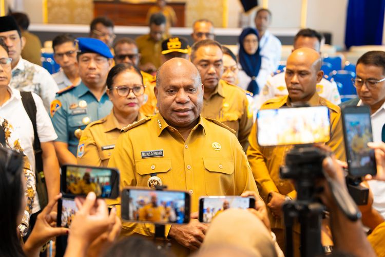 [HOAKS] Gubernur Papua Beri Dana Bantuan Melalui Nomor WhatsApp