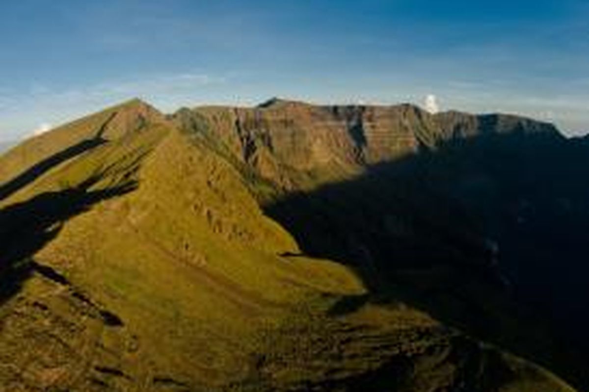 Lanskap kaldera Gunung Tambora, Dompu, Nusa Tenggara Barat, Senin (23/3/2015). Kaldera Gunung Tambora memiliki diameter 7 km dan kedalaman 1 km. Kaldera terbentuk akibat letusan dahsyat pada tahun 1815.