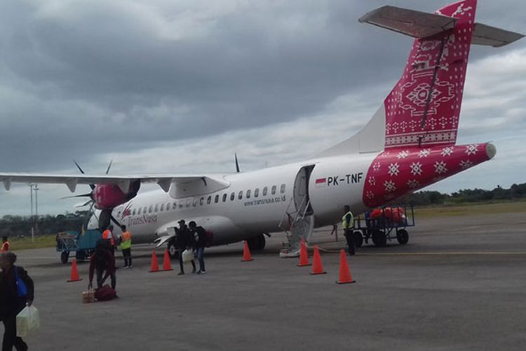 Pesawat TransNusa di Bandara Umbu Mehang Kunda, Kabupaten Sumba Timur, Nusa Tenggara Timur.