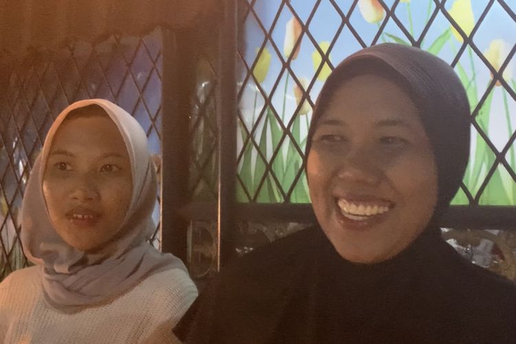 Seorang warga bernama Rahmayanti (41) menunggu kedatangan Bakal Calon Wakil Presiden Mahfud MD berkunjung ke MTS Annifa Al Islamy Bekasi, Jalan KH Mas Mansur, Bekasi Timur, Kota Bekasi, Senin (4/12/2023) malam.