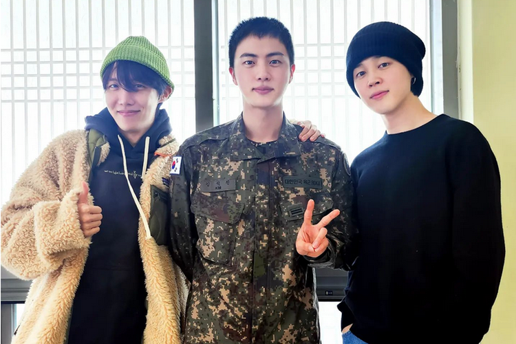 Jin BTS (tengah) mendapat kunjungan dari J-Hope (kiri) dan Jimin di markas militer.