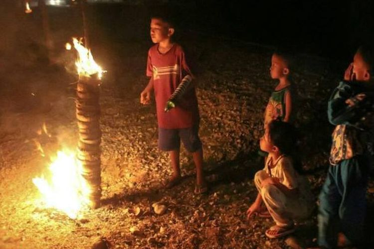 Batok kelapa yang dibakar di Bengkulu dalam Masyarakat Suku Jerang dinamakan Opoi Malem Likua. Masyarakat Serawai dinamakan Api Jagau.