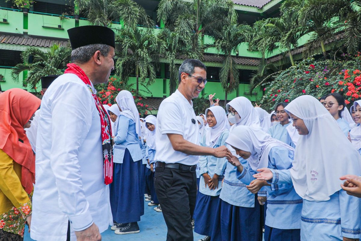 Pejabat (Pj.) Gubernur Provinsi Jakarta Heru Budi mengunjungi SMP Negeri 193, Jumat (13/10/2023). 