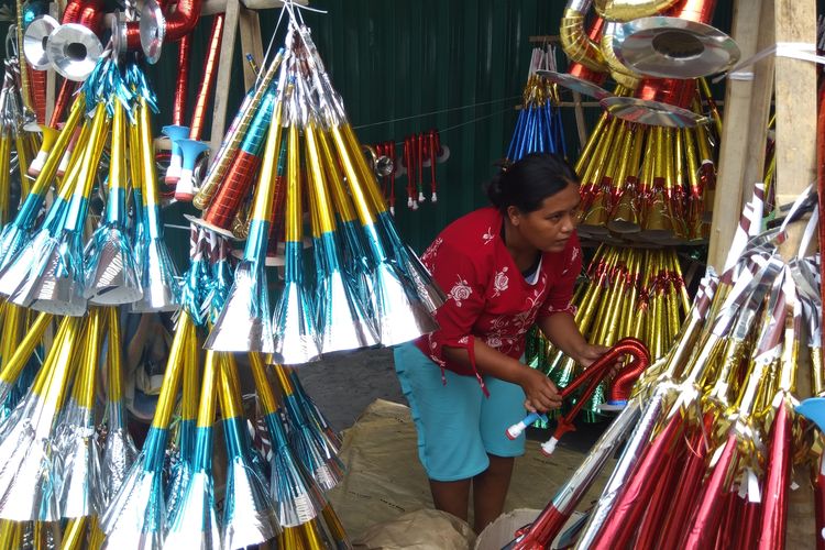 Saima sedang menjajakan terompet di kawasan Pinangsia, Taman Sari, Jakarta Barat