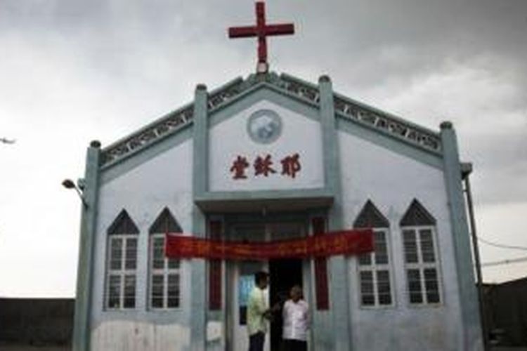 Diperkirakan ada 70 juta umat Kristiani di Cina, dengan 20 juta di antaranya beribadat di gereja yang direstui pemerintah.