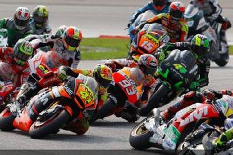 Para pebalap MotoGP bersaing pada balapan GP Malaysia di Sirkuit Sepang, Minggu (26/10/2014).