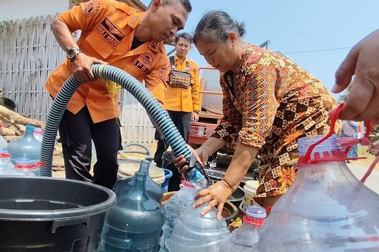 Kisah Warni Hadapi Kekeringan Cirebon, Rela Angkut Air demi Bertahan Hidup