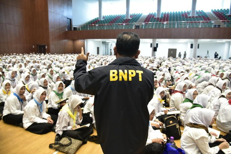 Badan Nasional Penanggulangan Terorisme (BNPT) memberikan vaksin ideologi, vaksin wawasan kebangsaan, dan vaksin bela negara kepada 2.700 mahasiswa baru (maba) Universitas Islam Negeri (UIN) Sultan Maulana Hasanuddin (SMH) Banten. 