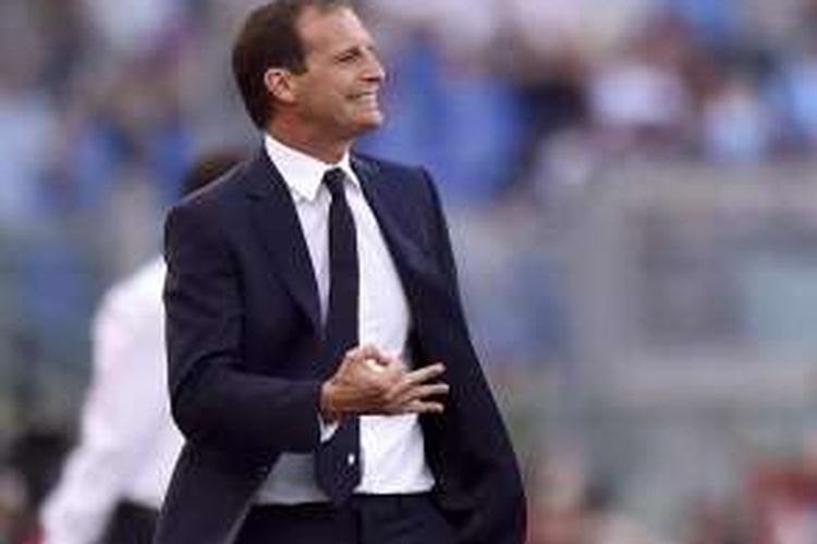 Pelatih Juventus, Massimiliano Allegri, memberikan instruksi kepada para pemainnya pada laga Serie A kontra Lazio, di Stadion Olimpico, Roma, Sabtu (27/8/2016).