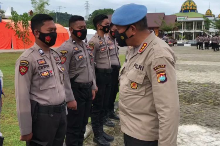 Sebanyak tiga polisi yang bertugas di Kepolisian Daerah (Polda) Sulawesi Barat (Sulbar) dicukur gundul rambutnya, Selasa (16/3/2021). 