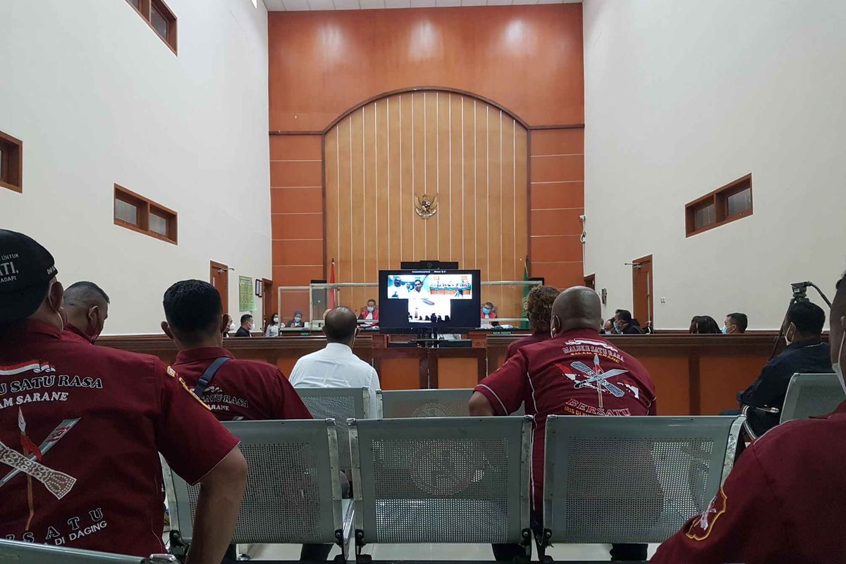 Suasana sidang perkara  pembunuhan berencana dan pengeroyokan yang menjerat John Kei dan kawan-kawan yang dilanjutkan di Pengadilan Negeri Jakarta Barat pada hari ini, Rabu (21/4/2021).