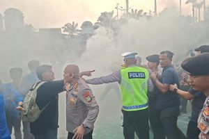 Kala Demo Mahasiswa di Depan DPR Diwarnai Ricuh dan Saling Pukul