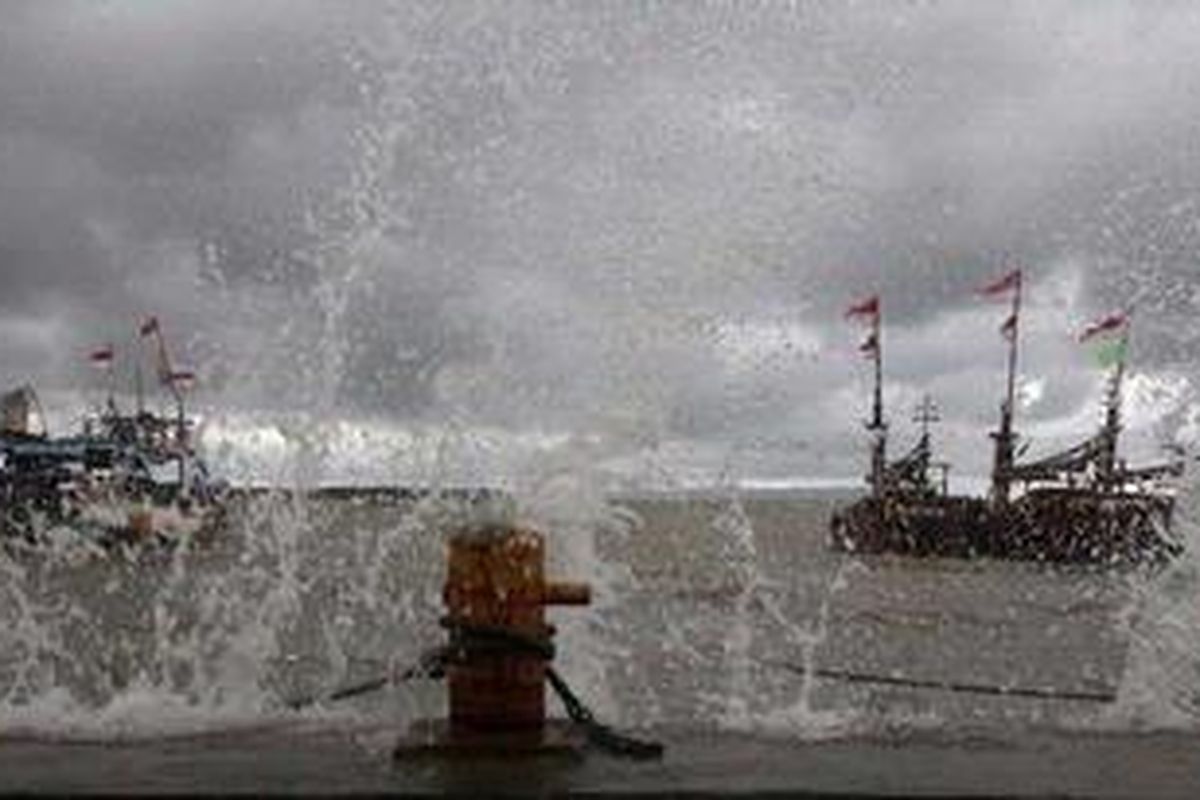 Sejumlah perahu nelayan tidak melaut akibat tingginya gelombang dan ditambat di pantai Desa Teluk Kecamatan Labuan, Pandeglang, Banten, Kamis (4/11/2010).  