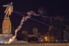 Warga Kota Kharkiv Rubuhkan Patung Lenin