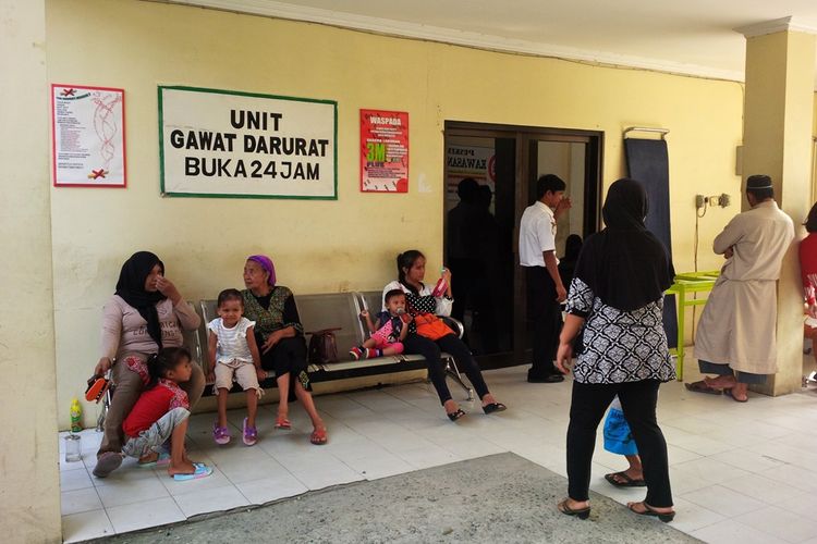  Sejumlah warga yang diduga keracunan makanan dari acara hajatan salah satu warga mengantri di Puskesmas Nunukan KotaKamis (11/05).  Sebanyak 12 warga yang mengeluhkan sakit perut, muntah muntah dan buang air besar secara berlebihan dirawat di RSU Kabupaten Nunukan. Dari data Puskesmas Nunukan Kota sebanyak 70 warga meminta pengobatan di puskesmas kota.