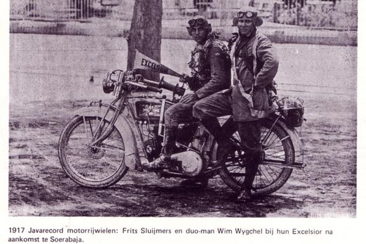 Frits Sluijmers dan Wim Wygchel berpose sejenak setelah tiba di Surabaya (1917)