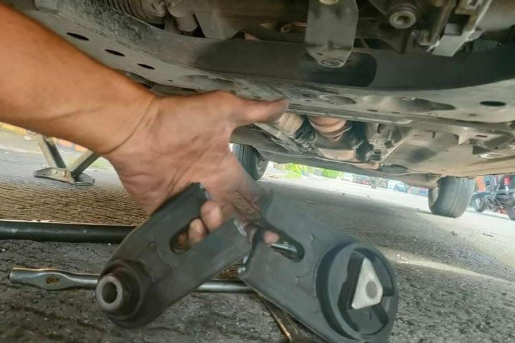 Engine mounting patah diduga karena kesalahan dalam memasukkan gigi transmisi manual