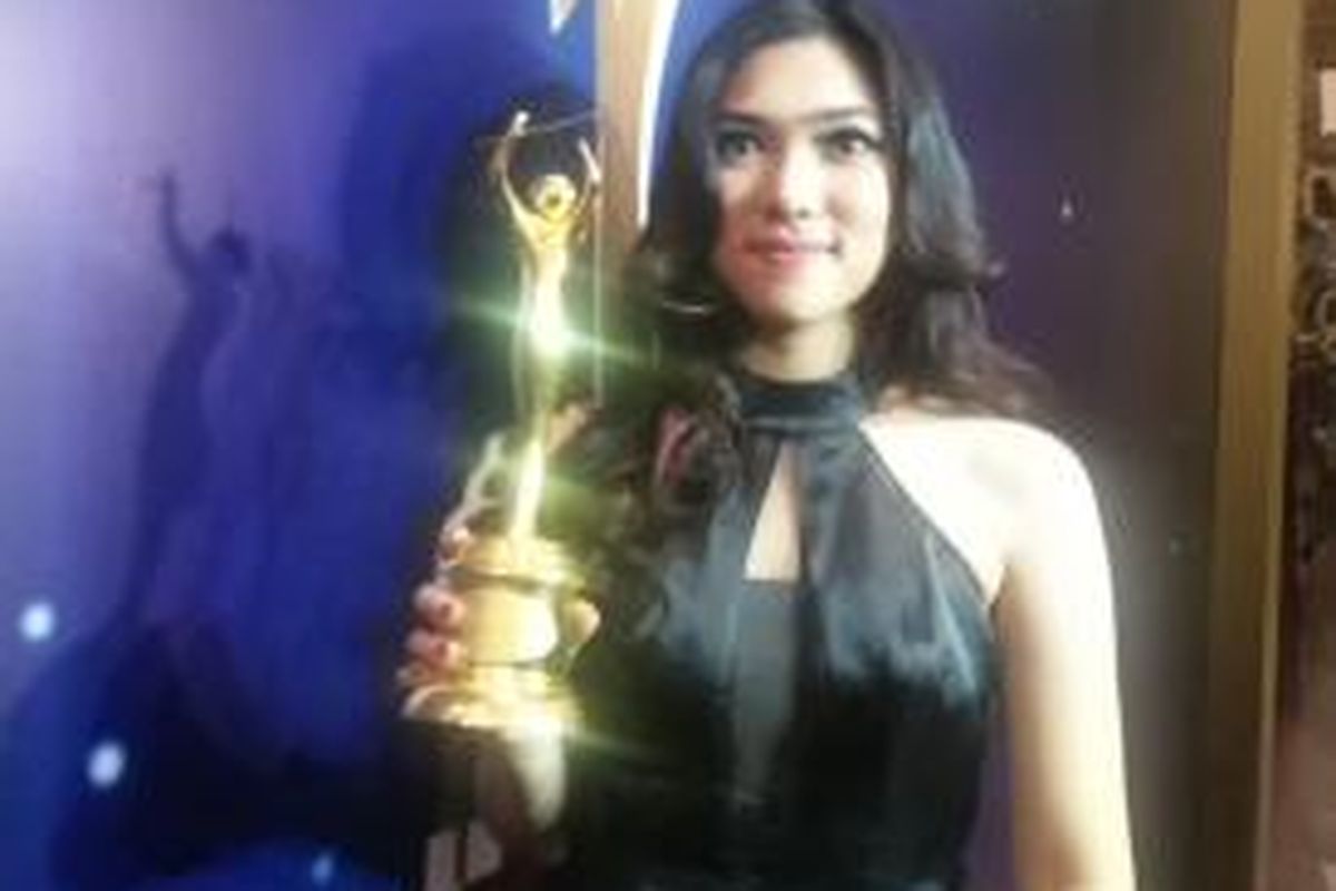 Isyana Sarasvati raih trofi penghargaan Penyanyi Pendatang Baru Terbaik dalam AMI Awards 2015 di Eco Park Ancol, Jakarta Utara, Selasa (22/9/2015) malam.