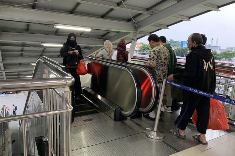 Eskalator di Stasiun Bekasi di sisi pintu utara Jalan Raya Perjuangan akhirnya dapat kembali digunakan penggunanya setelah 100 hari lebih tidak beroperasi, Jumat (9/2/2024).