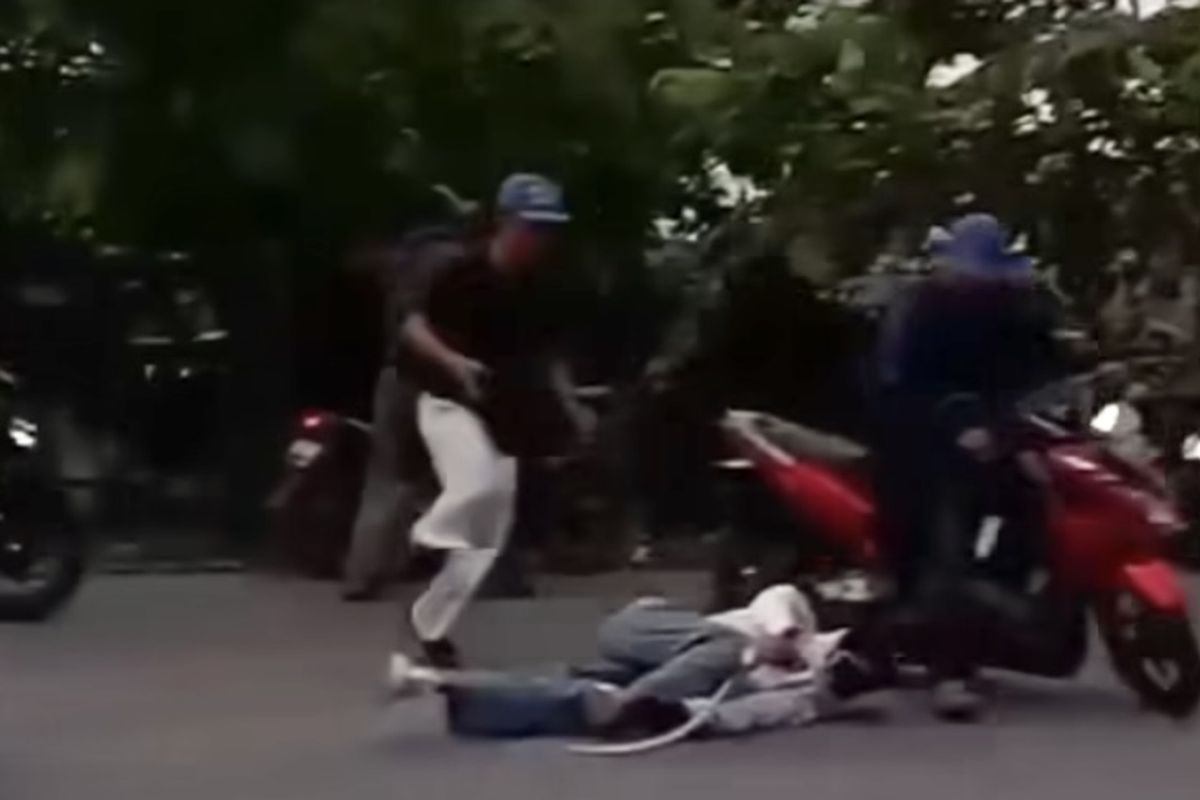 Bidikan layar video tawuran pelajar antarsekolah yang terjadi di Jalan Terusan Underpass, Duren Jaya, Bekasi Timur, Senin (27/5/2024) malam, mengakibatkan satu orang kritis akibat luka bacokan.