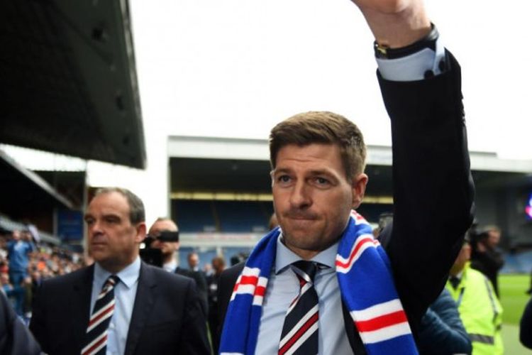 Steven Gerrard disambut ribuan suporter saat diperkenalkan sebagai pelatih Rangers FC di Stadion Ibrox, Glasgow, 4 Mei 2018.
