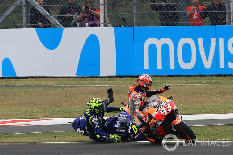 Adegan insiden antara Marc Marquez dengan Valentino Rossi di GP Argentina 2018.